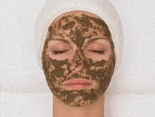 mujer con tratamiento facial en pamplona